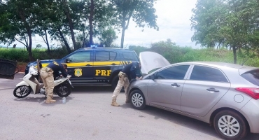 PRF de Patos de Minas recupera carro e motocicleta roubados que eram transportados de São Paulo para a Bahia PRF de Patos de Minas recupera carro e motocicleta roubados que eram transportados de São Paulo para a Bahia