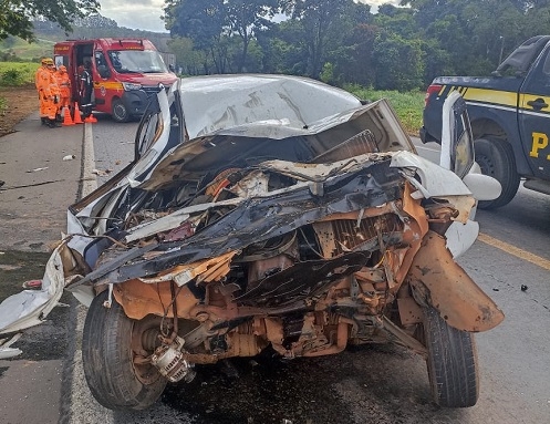 Colisão traseira na BR-365, no município de Patos de Minas, deixa motorista de automóvel ferido Colisão traseira na BR-365, no município de Patos de Minas, deixa motorista de automóvel ferido