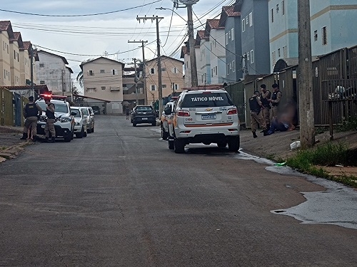 Mulher de 19 anos tenta atingir ex-companheiro com disparos de arma de fogo na cidade de Patos de Minas Mulher de 19 anos tenta atingir ex-companheiro com disparos de arma de fogo na cidade de Patos de Minas