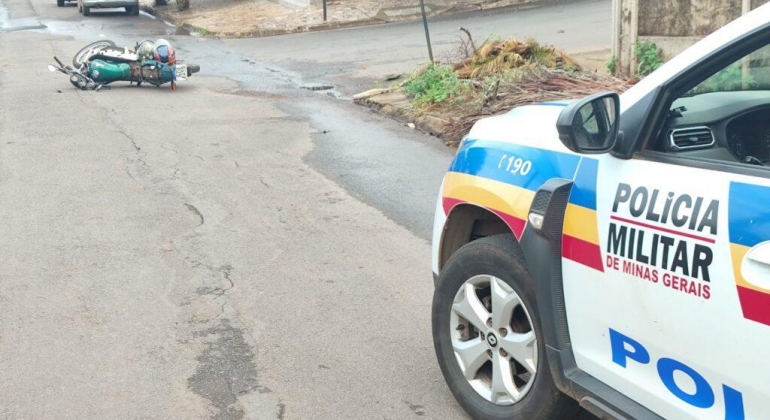 Colisão envolvendo carro e motocicleta em Patos de Minas deixa duas pessoas feridas Colisão envolvendo carro e motocicleta em Patos de Minas deixa duas pessoas feridas