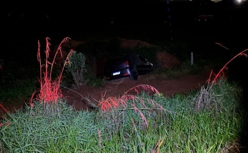 Motorista perde controle, sai da pista na MG-230 e se recusa a fazer teste do bafômetro Motorista perde controle, sai da pista na MG-230 e se recusa a fazer teste do bafômetro