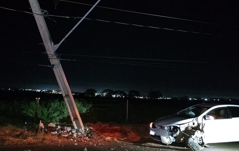 Motorista embriagada perde controle direcional e bate carro em poste na Avenida Afonso Queiroz em Patos de Minas Motorista embriagada perde controle direcional e bate carro em poste na Avenida Afonso Queiroz em Patos de Minas