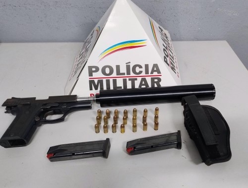 Patos de Minas - Polícia Militar apreende arma de fogo e silenciador após denúncia de disparos no bairro Jardim Aquários Patos de Minas - Polícia Militar apreende arma de fogo e silenciador após denúncia de disparos no bairro Jardim Aquários