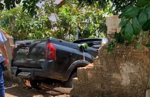 Carro sem motorista desce rua e atinge muro de residência em Patos de Minas Carro sem motorista desce rua e atinge muro de residência em Patos de Minas