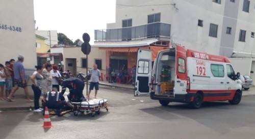 Motoqueiro inabilitado atropela idosa de 86 anos na Rua Sergipe em Patos de Minas Motoqueiro inabilitado atropela idosa de 86 anos na Rua Sergipe em Patos de Minas