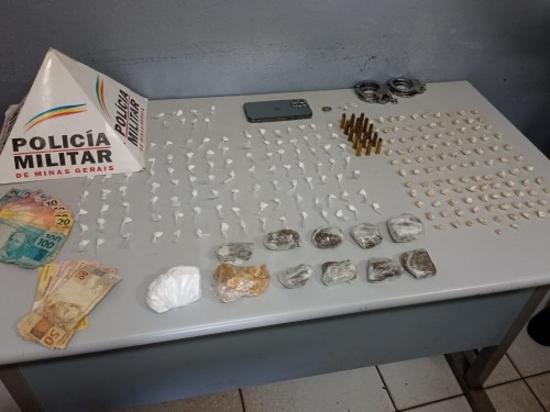 Polícia Militar de Patos de Minas apreende grande quantidade de drogas e encaminha suspeitos de tráfico para a delegacia Polícia Militar de Patos de Minas apreende grande quantidade de drogas e encaminha suspeitos de tráfico para a delegacia