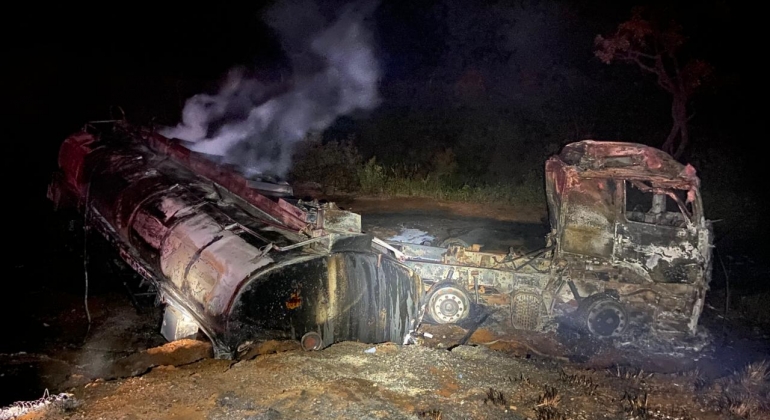 Motorista de carreta tanque transportando combustível morre carbonizado após veículo sair da pista na BR-365 e pegar fogo Motorista de carreta tanque transportando combustível morre carbonizado após veículo sair da pista na BR-365 e pegar fogo