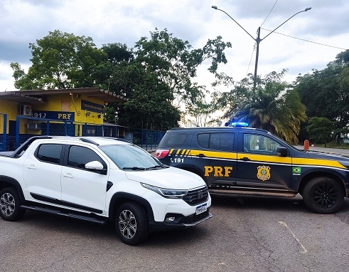 Veículo furtado em Belo Horizonte é recuperado pela PRF de Patos de Minas na BR-365 Veículo furtado em Belo Horizonte é recuperado pela PRF de Patos de Minas na BR-365