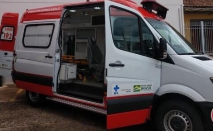 Homem armado com faca ameaça socorristas do SAMU e tenta agredi-los durante atendimento Homem armado com faca ameaça socorristas do SAMU e tenta agredi-los durante atendimento