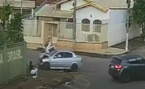 Patos de Minas - Motorista avança parada obrigatória, causa acidente, atropela pedestre e foge sem prestar socorro Patos de Minas - Motorista avança parada obrigatória, causa acidente, atropela pedestre e foge sem prestar socorro