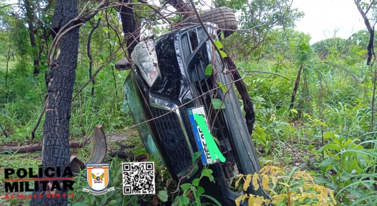 Presidente Olegário - Carro sai da pista após aquaplanagem, bate em árvore e tomba na MG-410 Presidente Olegário - Carro sai da pista após aquaplanagem, bate em árvore e tomba na MG-410