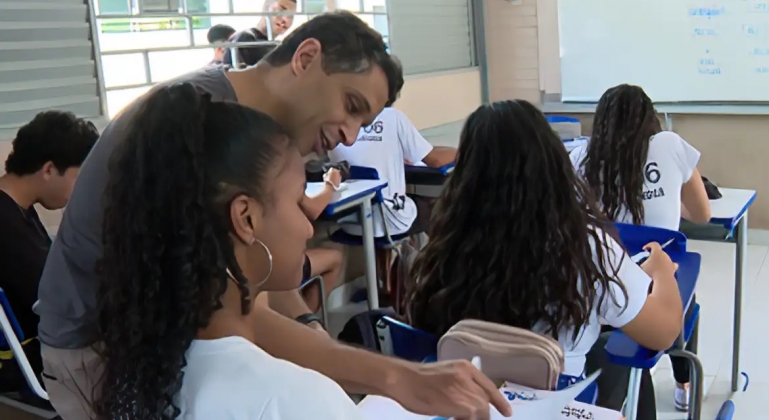 Senado aprova projeto para restringir uso de celular em escolas