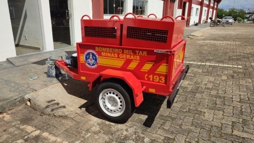 Patos de Minas - Cão que corria atrás da “Carreta Furacão” é capturado pelos bombeiros após atacar pedestres Patos de Minas - Cão que corria atrás da “Carreta Furacão” é capturado pelos bombeiros após atacar pedestres