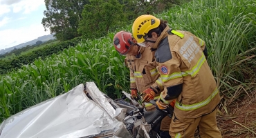 Motorista morre e outras quatro pessoas ficam feriadas em acidente envolvendo carreta e automóvel na MG-230; em Patrocínio
