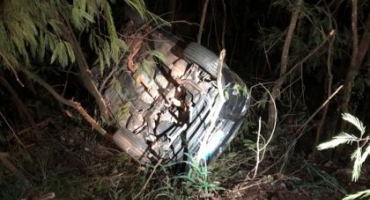 Carro sai da pista e cai em barranco na Avenida JK; em Patos de Minas