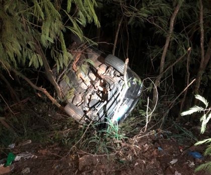 Carro sai da pista e cai em barranco na Avenida JK; em Patos de Minas Carro sai da pista e cai em barranco na Avenida JK; em Patos de Minas
