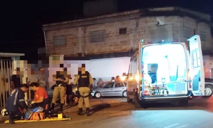 Carmo do Paranaíba – Acidente entre carro e moto deixa jovem ferido no bairro Paranaíba