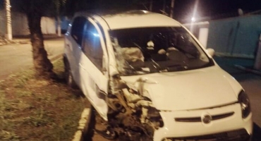 Carmo do Paranaíba – Veículo colide e quebra poste de iluminação pública na Avenida Tancredo Neves