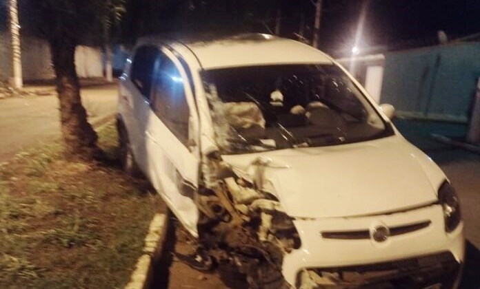 Carmo do Paranaíba – Veículo colide e quebra poste de iluminação pública na Avenida Tancredo Neves