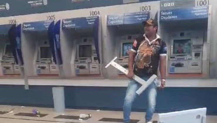 Patos de Minas - Homem em surto provoca quebradeira em agência da Caixa Econômica Federal Patos de Minas - Homem em surto provoca quebradeira em agência da Caixa Econômica Federal