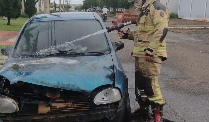 Patos de Minas - Incêndio criminoso destrói veículo no bairro Boa Vista Patos de Minas - Incêndio criminoso destrói veículo no bairro Boa Vista