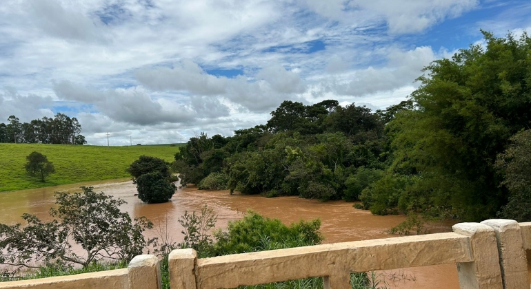 Lagoa Formosa - Córrego Babilônia transborda com fortes chuvas e interdita pontes de comunidades rurais 