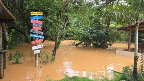 Águas do Rio Paranaíba sobem mais de 6 metros em Patos de Minas e enchente causa inundações 