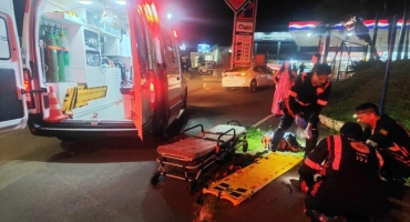 Patos de Minas - Homem de 28 anos fica ferido após bater motocicleta na lateral de carro na Avenida JK Patos de Minas - Homem de 28 anos fica ferido após bater motocicleta na lateral de carro na Avenida JK