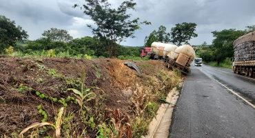 Carmo do Paranaíba – Motorista de CVC perde controle direcional e sofre acidente; próximo à ponte sobre o córrego São Bartolomeu Carmo do Paranaíba – Motorista de CVC perde controle direcional e sofre acidente; próximo à ponte sobre o córrego São Bartolomeu