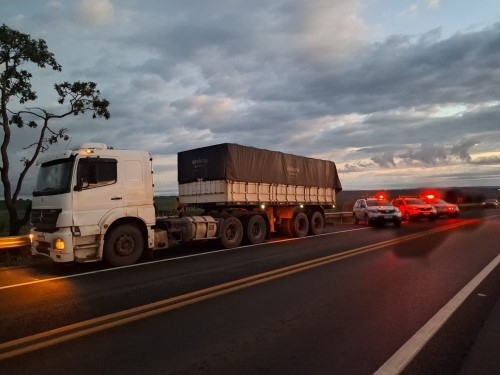 Patrocínio - Polícia Militar prende dois homens por receptação e recupera caminhão e 15 toneladas de café roubados Patrocínio - Polícia Militar prende dois homens por receptação e recupera caminhão e 15 toneladas de café roubados
