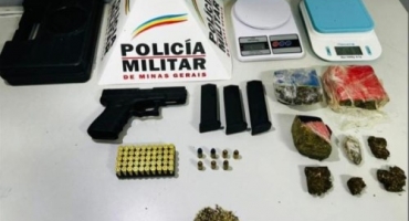 Polícia Militar apreende arma furtada e drogas em residência no Bairro Jardim Esperança; em Patos de Minas Polícia Militar apreende arma furtada e drogas em residência no Bairro Jardim Esperança; em Patos de Minas