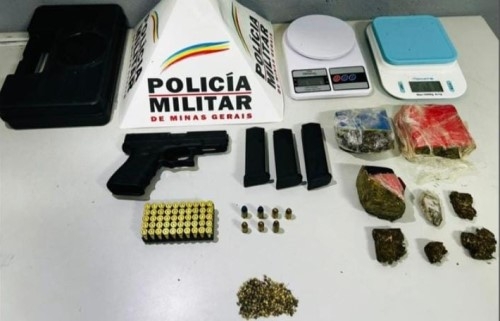 Polícia Militar apreende arma furtada e drogas em residência no Bairro Jardim Esperança; em Patos de Minas Polícia Militar apreende arma furtada e drogas em residência no Bairro Jardim Esperança; em Patos de Minas