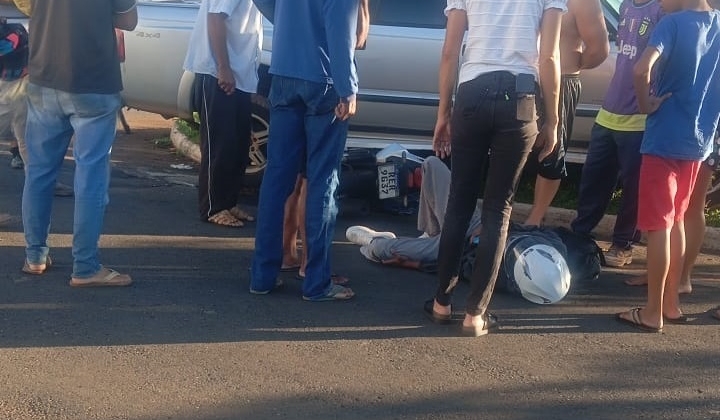  Patos de Minas - Motociclista inabilitado avança parada obrigatória e colide contra veículo