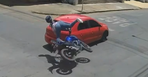Novamente acidente é registrado no cruzamento perigoso das Ruas Prefeito Camundinho com Ouro Preto em Patos de Minas; veja vídeo Novamente acidente é registrado no cruzamento perigoso das Ruas Prefeito Camundinho com Ouro Preto em Patos de Minas; veja vídeo