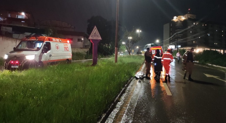 Motociclista de 20 anos perde controle direcional, sofre grave acidente e morre na Av. JK, em Patos de Minas