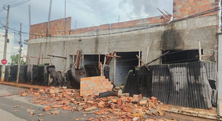 Temporal com vento e granizo derruba parte de prédio em construção em Patos de Minas