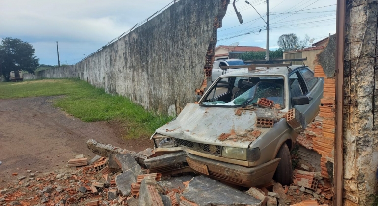 Motorista inabilitado perde controle direcional e colide veículo contra muro do Parque de Exposições de Presidente Olegário