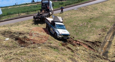 Motorista perde controle direcional e tomba caminhonete no Trevo da Pipoca; em Patos de Minas