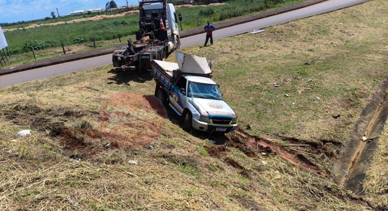 Motorista perde controle direcional e tomba caminhonete no Trevo da Pipoca; em Patos de Minas