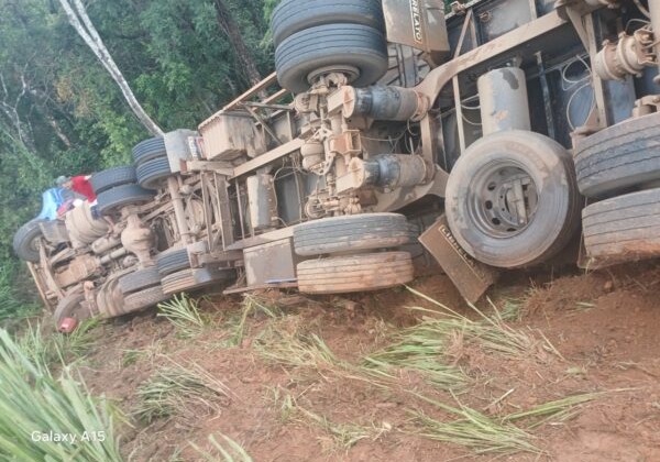 São Gotardo - Motorista morre após carreta carregada de cenoura tombar e cair em barranco na BR-354 São Gotardo - Motorista morre após carreta carregada de cenoura tombar e cair em barranco na BR-354