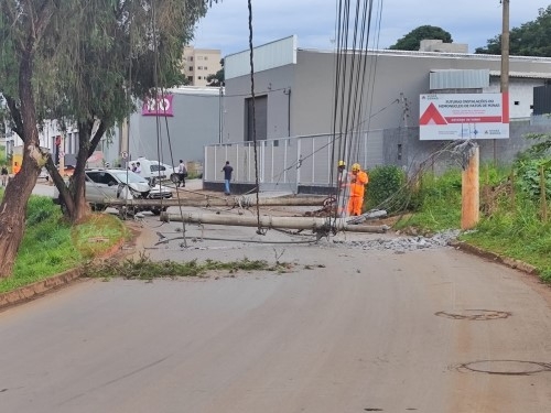 Motorista perde controle direcional e derruba postes na Avenida Fátima Porto; em Patos de Minas 