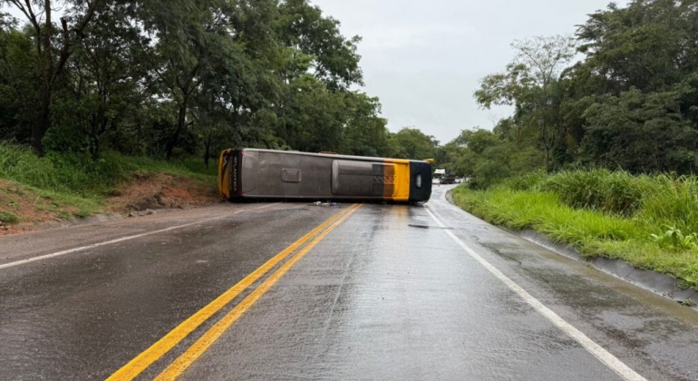 Ônibus tomba na BR-262 e deixa nove pessoas feridas; em Ibiá