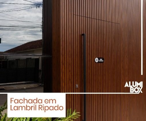 ALUMIBOX - Painel ripado com porta em lambril ripado e pele de vidro: elegância e harmonia para projetos contemporâneos