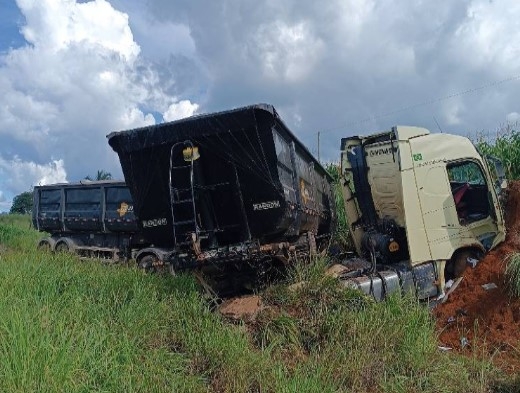 Arapuá - Motorista de Conjunto Veicular sofre fratura exposta após colisão entre caminhões na BR-354