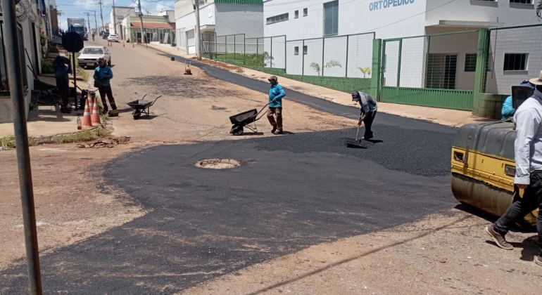 Prefeitura de Lagoa Formosa continua trabalho de recuperação do asfalto das ruas e estradas rurais pavimentadas