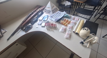 Presidente Olegário - Homem é esfaqueado em residência e mulher acaba presa no local por tráfico de drogas e posse ilegal de armas de fogo