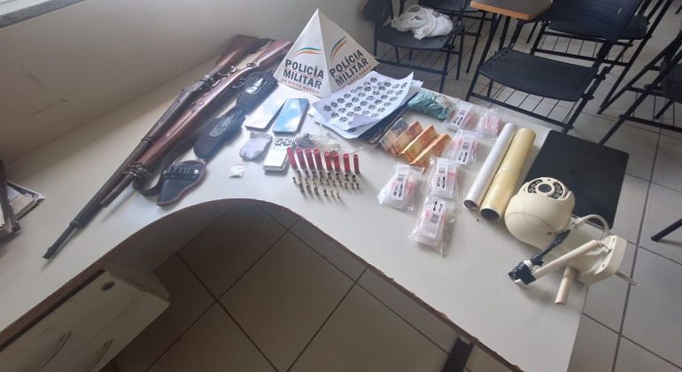 Presidente Olegário - Homem é esfaqueado em residência e mulher acaba presa no local por tráfico de drogas e posse ilegal de armas de fogo Presidente Olegário - Homem é esfaqueado em residência e mulher acaba presa no local por tráfico de drogas e posse ilegal de armas de fogo