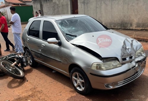 Motociclista não respeita parada obrigatória e colide com carro no bairro Sebastião Amorim; em Patos de Minas 