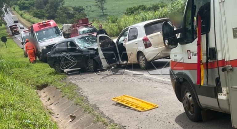 Uma criança e mais sete pessoas ficam feridas em batida entre carros na BR-262 em Uberaba/MG Uma criança e mais sete pessoas ficam feridas em batida entre carros na BR-262 em Uberaba/MG