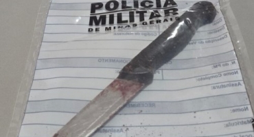 Homem é assassinado a facadas em via pública em Monte Carmelo Homem é assassinado a facadas em via pública em Monte Carmelo